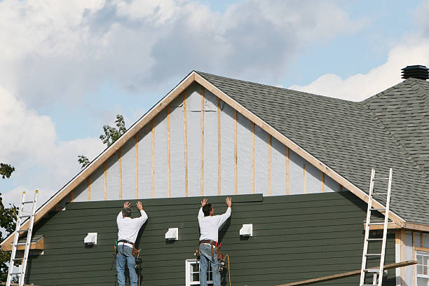 Professional Siding technician working in Paris, VA